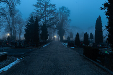 Cmentarz komunalny w mieście Żagań w Polsce. Brama główna w mglisty, zimowy wieczór. © boguslavus