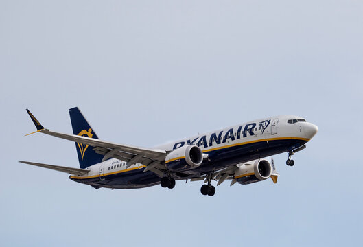 Planes landing and taking off from Manises Airport (Valencia, Spain) on February 7, 2026