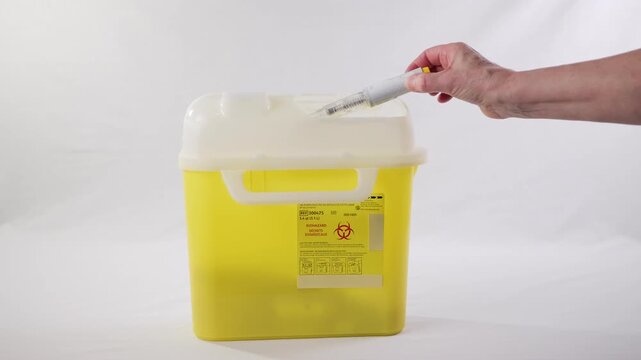 Jeter m&eacute;dicament dans bac m&eacute;dical, fond blanc, ralenti