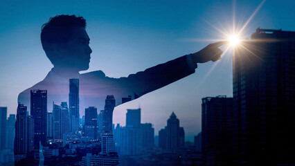 都市の夜景と重なるビジネスマンが、きらめく光の先を指し示す二重露光イメージです。青く澄んだトーンが知的な印象を与え、テクノロジーの進化や未来へのビジョン、ビジネスの飛躍的な成功を象徴しています。