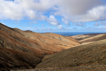 Fototapeta premium Arid Volcanic Landscape of Fuerteventura, Spain. View from Sicasumbre Astronomical viewpoint. 