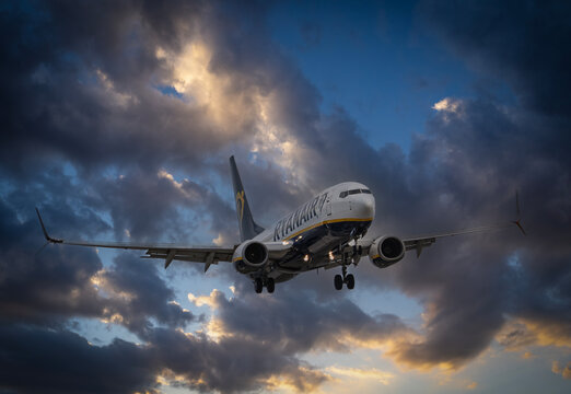 Planes landing and taking off from Manises Airport (Valencia, Spain) on February 7, 2026
