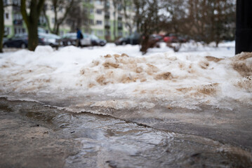 topniejący śnieg z piachem na osiedlu