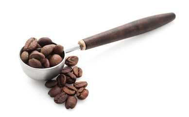 Obraz premium Coffee beans in scoop isolated on white