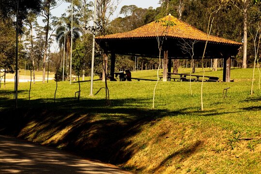Espa&ccedil;o de piquenique com cobertura de telha e gramado em parque da cidade de S&atilde;o Paulo.  