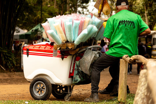 Vendedor de algod&atilde;o doce em parque da cidade de S&atilde;o Paulo. 