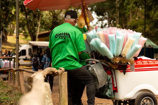 Vendedor de algod&atilde;o doce em parque da cidade de S&atilde;o Paulo. 