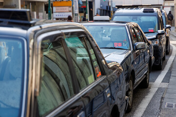 繁華街で客待ちをする日本のタクシー（空車）
