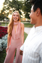 Obraz premium Joyful stroll through the park during golden hour with a friend