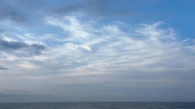 青空に広がる流雲と青い水平線