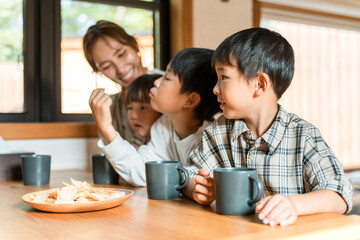 Parents and children eating snacks and potato chips for a 3 o'clock snack