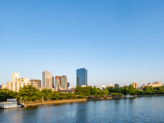 夕暮れ時のリバーサイドと都会