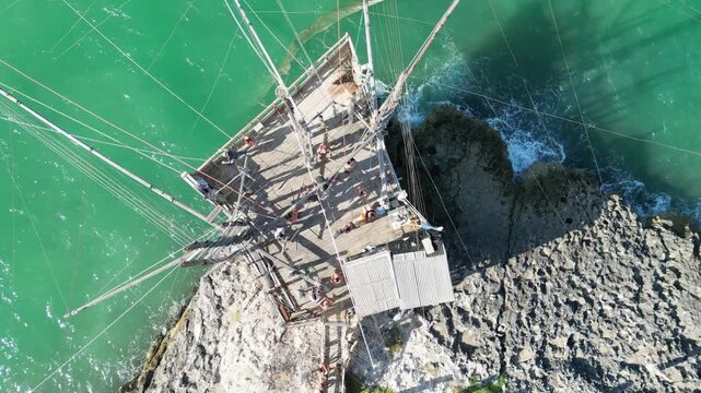 turisti su di un trabucco funzionante sulla costa del Gargano in Puglia