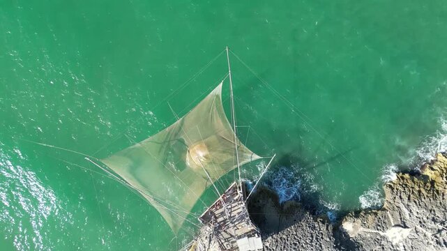 turisti su di un trabucco funzionante sulla costa del Gargano in Puglia