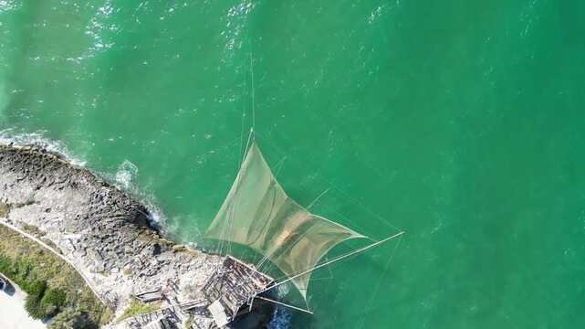 turisti su di un trabucco funzionante sulla costa del Gargano in Puglia