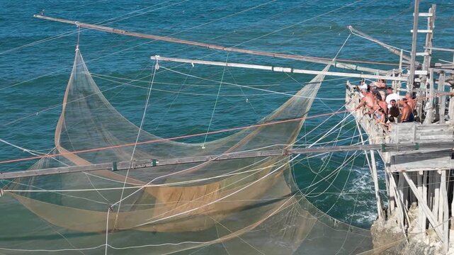 turisti su di un trabucco funzionante sulla costa del Gargano in Puglia