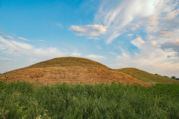 埼玉　夕暮れの二子山古墳（埼玉古墳群）