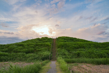 埼玉　夕暮れの稲荷山古墳（埼玉古墳群）