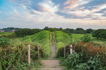 埼玉　夕暮れの稲荷山古墳（埼玉古墳群）