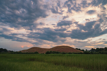 埼玉　夕暮れの二子山古墳（埼玉古墳群）