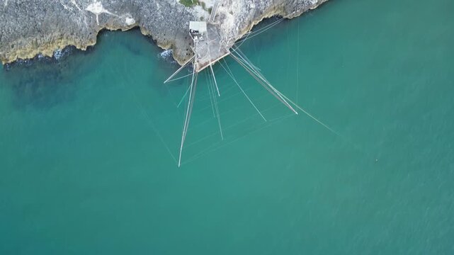antico trabucco costruito sulla costa del Gargano in Puglia