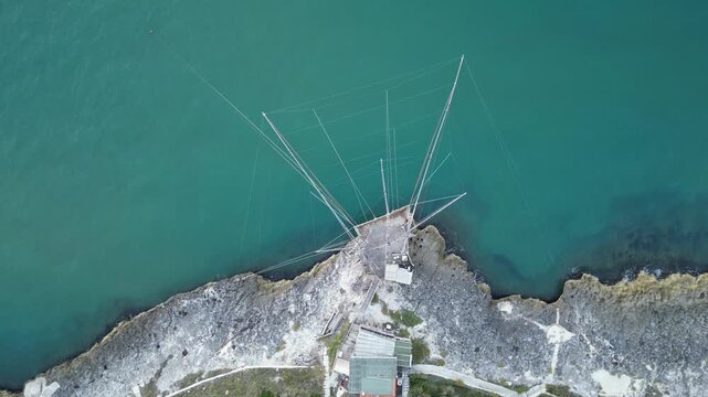 antico trabucco costruito sulla costa del Gargano in Puglia