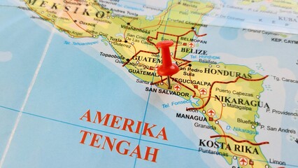 Obraz premium View of San Salvador, is the capital and the largest city of El Salvador and its eponymous department, On a geographical map of America, marked with red push pin
