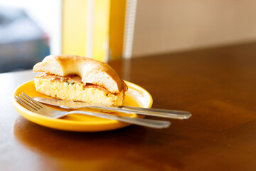 Bagel bread with scrambled egg and bacon.