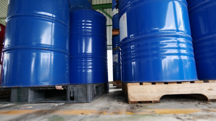 200 liter tanks are used to store chemicals and oils that are stored in warehouses in industrial plants.