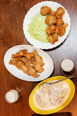 鶏肉料理とビールの賑やかな晩酌の食卓