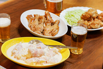 鶏肉料理とビールの賑やかな晩酌の食卓