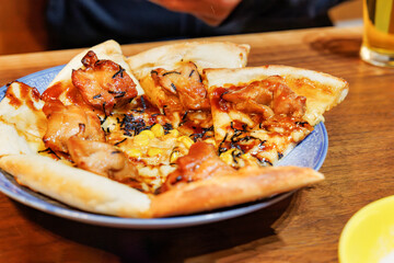 食卓の上の手作り風照り焼きピザ