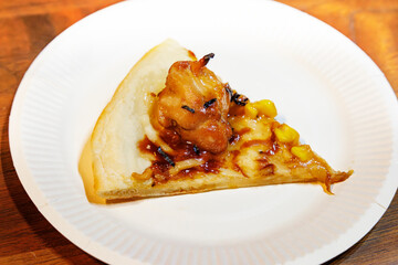 食卓の上の手作り風照り焼きピザ