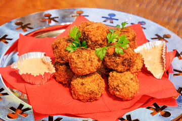 赤いペーパーに山盛りにされたサクサクのコロッケ