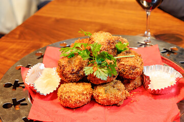 赤いペーパーに山盛りにされたサクサクのコロッケ