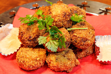 赤いペーパーに山盛りにされたサクサクのコロッケ