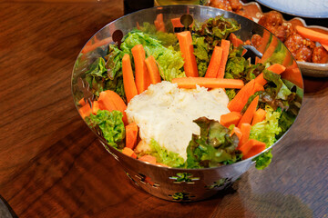 人型デザインのボウルに盛られたスティックサラダとポテトサラダ