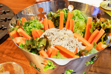 人型デザインのボウルに盛られたスティックサラダとポテトサラダ