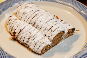 粉糖をたっぷりかけたスライス済みのシュトーレン