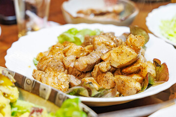 一口サイズにカットされたポークソテーの盛り付け