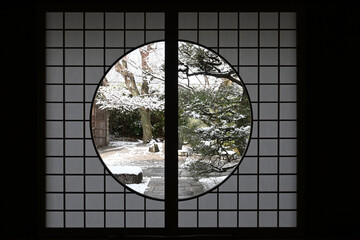 京都市東山区光明院 丸窓の雪景色