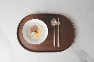 한국 설날 명절 떡국, 설 떡국과 우드 트레이	
