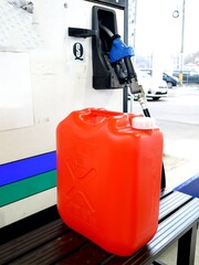 灯油のポリタンクへの給油