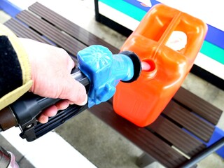 灯油のポリタンクへの給油