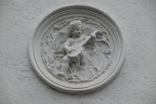Stuckverzierung mit Laute spielendem Engel an Gr&uuml;nderzeit-Haus in Bonn