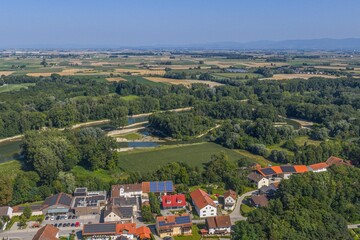 Naklejka premium Luftbild der Gemeinde Ettling an der Isar im niederbayerischen Kreis Dingolfing-Landau