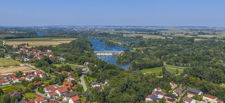 Wolkenloser Sommertag im Isartal rund um die Ortschaft Ettling bei Wallersdorf