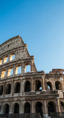 Obraz premium Partial view of the Colosseum, showing arches and stone. It represents ancient architecture, civilization, and historical significance