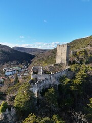 Fototapeta premium Burgruine Rauhenstein – Ruine mit Blick ins Helenental