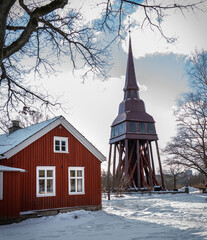 Czerwony budynek na tle wieży © Błażej Schulz